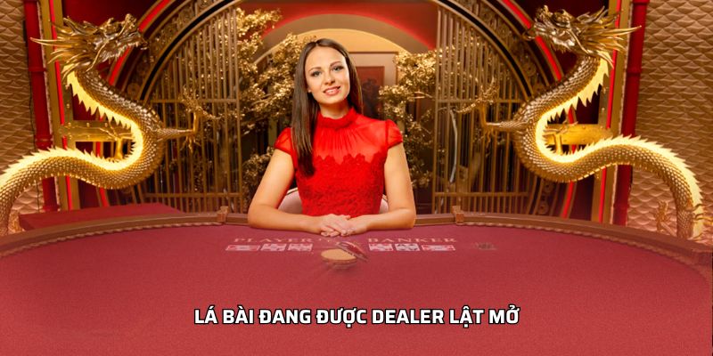 Lá bài đang được dealer lật mở